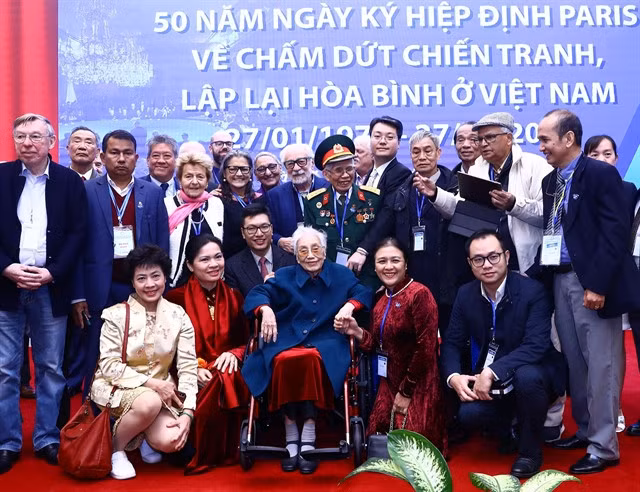 Former Vice President Nguyễn Thị Bình (centre), who led Việt Nam's negotiation team in 1973, pictured with the delegations of the ceremony. — VNA/VNS Photo Lâm Khánh
