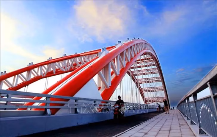 Hoàng Văn Thụ Bridge in Hải Phòng City. The Ministry of Planning and Investment will focus on creating infrastructure development breakthroughs and public investment disbursement to drive economic growth this year. — VNA/VNS Photo Trọng Luân