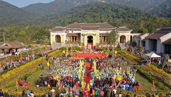 The opening ceremony was held at the foot of the holy Yen Tu mountain.