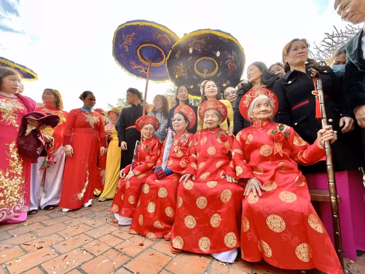 In pictures: Tien Cong Temple festival ảnh 10