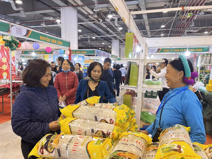 A wide range of goods are typical for Tết holiday, such as Tien Yen chichken, lean pork paste, Binh Lieu vermicelli made from cassava, seafood, traditional liquor, etc.