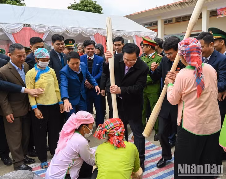 National Assembly Chairman Vuong Dinh Hue joins residents in making banh day, a Tet speciality.