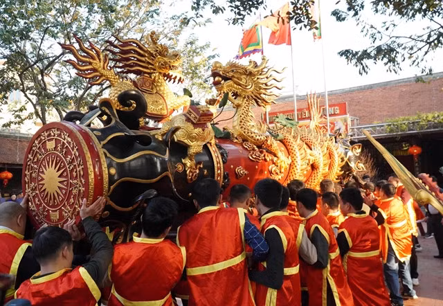 The Đồng Kỵ firecracker procession festival took place in Bắc Ninh Province, attracting thousands of villagers and visitors. VNA/VNS Photos Thái Hùng