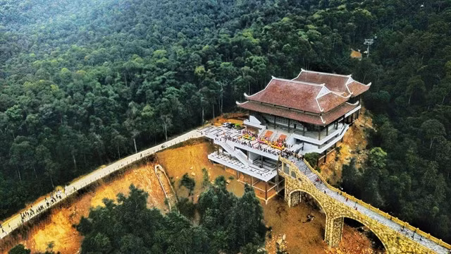 STORIED HISTORY: Pilgrims tour Thượng Tây Yên Tử Pagoda, which is part of the Yên Tử complex area in Bắc Giang Province. The west of Yên Tử is home to a system of pagodas, monuments, forests and mountains linked to the Trúc Lâm Yên Tử Zen sect from the Trần Dynasty. VNA/VNS Photo Thành Đạt