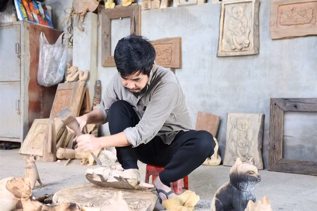 Sculptor Nguyễn Tấn Phát revealed that the phases of shaping and painting the statues play the most important role. — VNS Photo Minh Phương