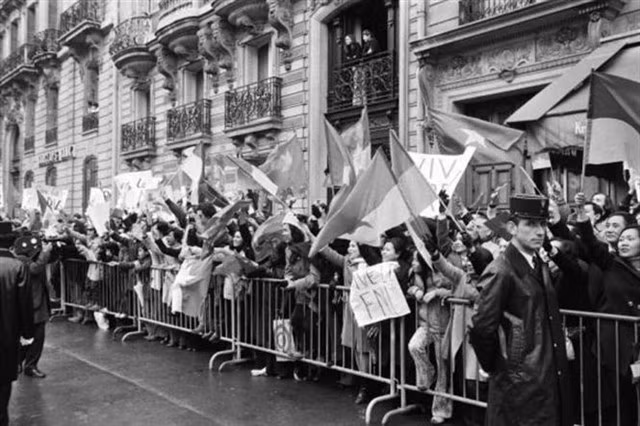 A large number of overseas Vietnamese and international friends supporting Việt Nam gather and wave flags outside the International Convention Centre in Paris to celebrate the historic victory of the Paris Peace Accords, January 27, 1973. VNA File Photo
