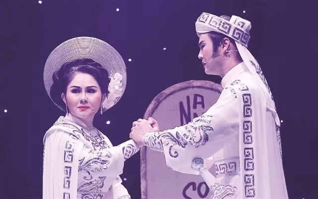 MODERN CẢI LƯƠNG: Young actress Thanh Thảo of the Trần Hữu Trang Cải Lương Theatre works hard to renew her art. Photo courtesy of the theatre
