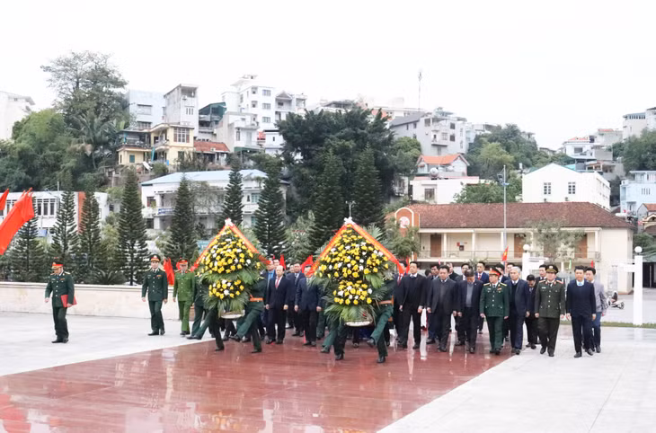 The provincial delegation respectfully offered incense, laid wreaths at Ha Long city’s Monument to Heroes and Martyrs
