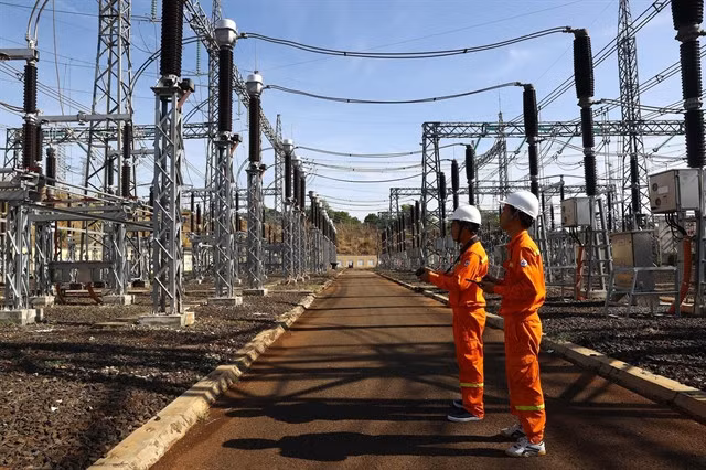 Workers inspect heat emissions at the 500kV Pleiku 2 substation.