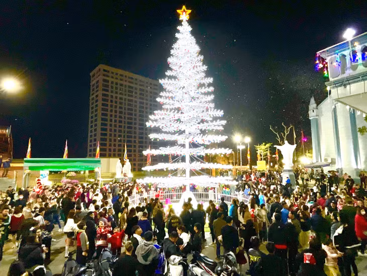 The Christmas spirit spreads across parishes in Quang Ninh, attracting a large number of parishioners and locals to enjoy the bustling festive atmosphere.