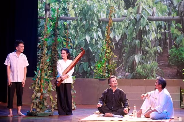 CỦ CHI TUNNELS - A scene from Người Ven Đô (Farmers of the South), a cải lương (reformed opera) production directed by Meritorious Artist Hoa Hạ. The play portrays soldiers and people living in Củ Chi guerrilla warfare tunnels, located about 70km from downtown HCM City, in the 1960s. Photo courtesy of Trần Hữu Trang Cải Lương Theatre.