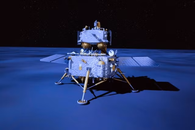 On June 2, 2024, the Chang'e-6 spacecraft successfully lands on the dark side of the Moon. A statement from the China National Space Administration (CNSA) announces that, with the support of the Queqiao-2 relay satellite, the Chang'e-6 lander/ascender complex has successfully landed in the designated area of the South Pole-Aitken (SPA) basin on the Moon. (Photo: Xinhua/VNA)