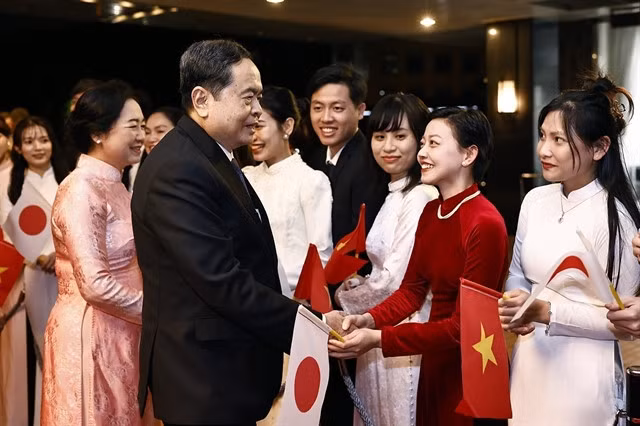 Vietnamese people living in Japan welcomed NA Chairman Trần Thanh Mẫn and his spouse at Haneda Airport on Tuesday. VNA/VNS Photos