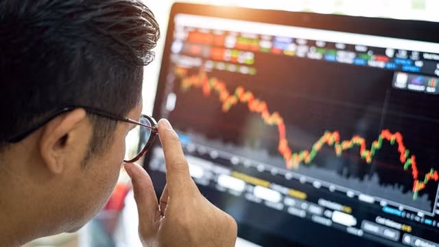 An investor monitors the stock market. — Photo baotintuc.vn