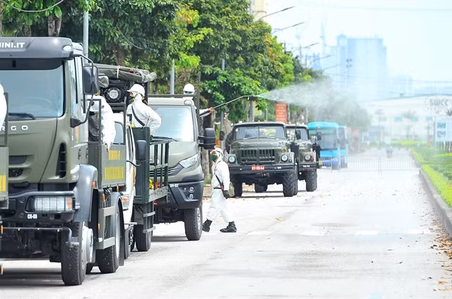 The Chemical Corps disinfected the National Hospital for Tropical Diseases in Đông Anh during the COVID-19 outbreak in Việt Nam in 2021. — VNA/VNS Photo