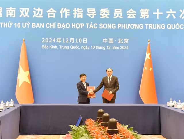 Việt Nam and China exchanged the agreements between the two governments on cooperation in constructing three standard-gauge railway lines of Lào Cai - Hà Nội - Hải Phòng; Lạng Sơn - Hà Nội; and Móng Cái - Hạ Long - Hải Phòng. — VNA/VNS Photo