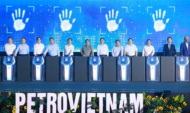 Early this month, Petrovietnam and the Vietnam Petroleum Technical Services Corporation (PTSC) held a series of events on oil and gas and renewable energy in Vũng Tàu City, with the participation of Prime Minister Phạm Minh Chính (centre). — Photo courtesy of Petrovietnam