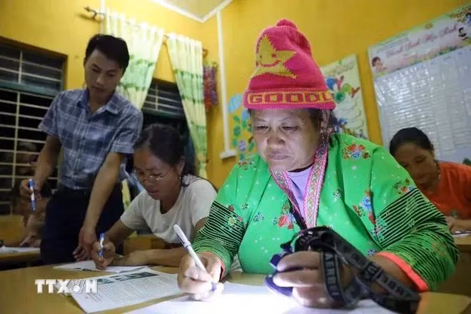 Women take part in a literacy class (Photo: VNA)