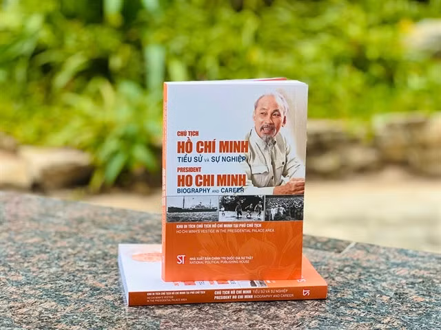 The Vietnamese - English bilingual book entitled "President Hồ Chí Minh – Biography and Career". Photo baovanhoa.vn