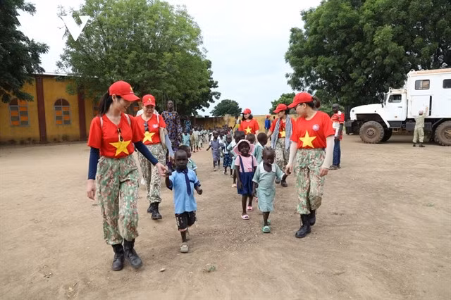 STARS: Female officers of the Engineering Company Rotation 2 and children in Abyei. Photo courtesy of the Việt Nam Department of Peacekeeping Operations