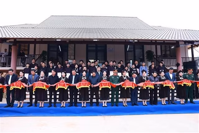 Prime Minister Phạm Minh Chính cuts the ribbon at the inauguration ceremony of the reconstruction project for residential areas in Làng Nủ, Nậm Tông, and Kho Vàng villages. VNA/VNS Photos Dương Giang