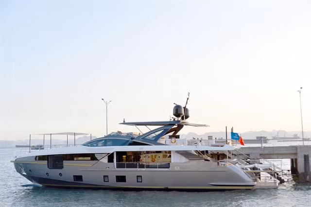 The Azimut Grande 32 METRI, a VNĐ600 billion (US$23.6 million) superyacht imported from Italy by a local tourism company, arrives in Hạ Long Bay, Quảng Ninh Province on November 16. The Ministry of Transport aims to expand cooperation with international investors to provide high-quality yacht services to the region and the world. — VNA/VNS Photo Thanh Vân