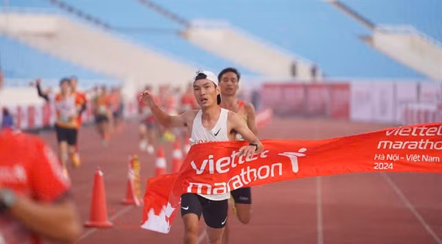 Hoàng Nguyên Thanh crosses the finish line of the men's 42km class.