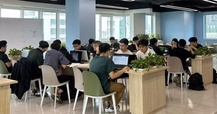 This image shows trainees in Vietnam’s National Innovation Center (NIC) semiconductor training course conducted by its Vietnamese and American partners in Hanoi. Photo: NIC
