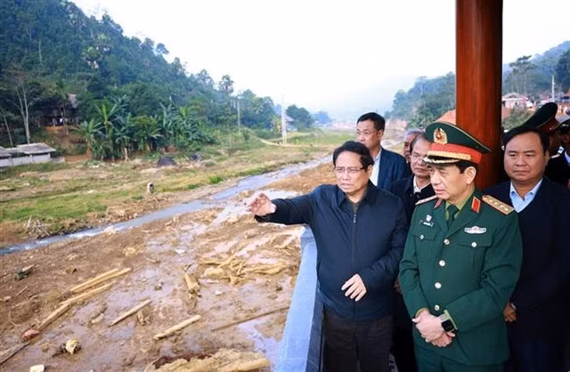 PM Chính visits the old place of Làng Nủ Village.