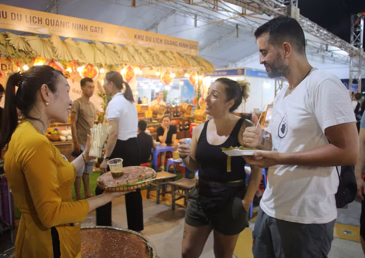 Foreign tourists experience shopping and enjoy cuisine at the Quang Ninh Cuisine Festival 2023.