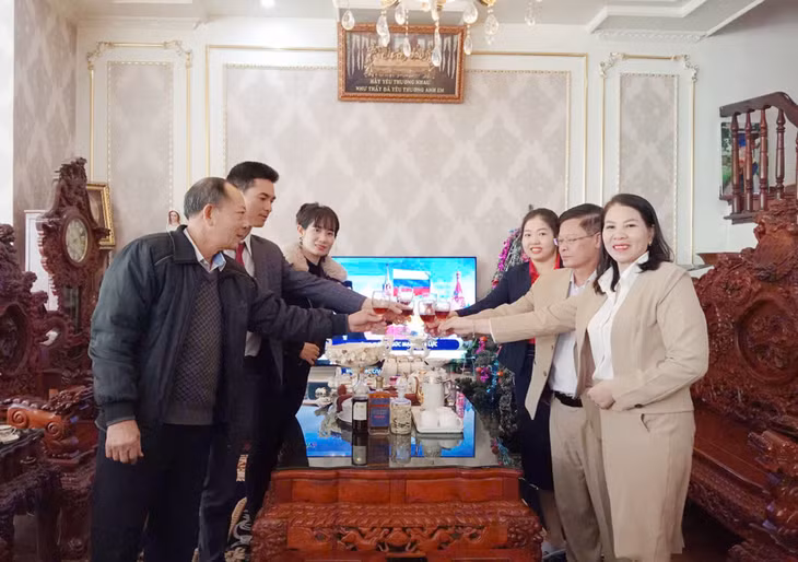 Không gian trang hoàng lộng lẫy, những giai điệu Giáng sinh vang vọng, những tiếng cười rộn rã bên gia đình và bạn bè… làm nên một mùa Giáng sinh ấm áp.