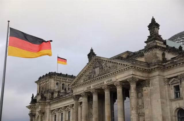 On December 16, 2024, German Chancellor Olaf Scholz calls for a vote of confidence in the minority government he leads in the Federal Parliament. The result shows that the government receives only 207 votes in favour, 394 votes against, and 116 abstentions. This means the government does not secure a majority vote of confidence, and Chancellor Olaf Scholz will have to ask Federal President Frank-Walter Steinmeier to dissolve the Parliament and organise early elections. XINHUA/VNA Photo