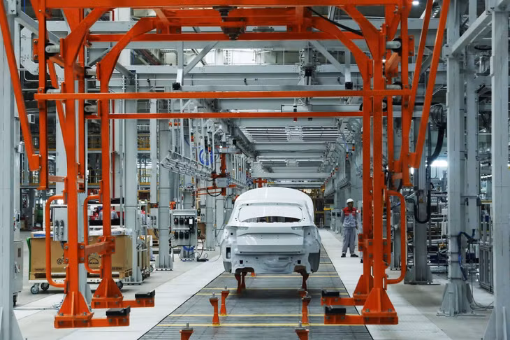 The factory is designed with a fully integrated production and assembly line from leading partners such as Chropynska, Wipro Pari, and Durr. This ensures that all operations fully meet international quality standards, environmental protection standards, and the capacity to produce new vehicle models in the future.