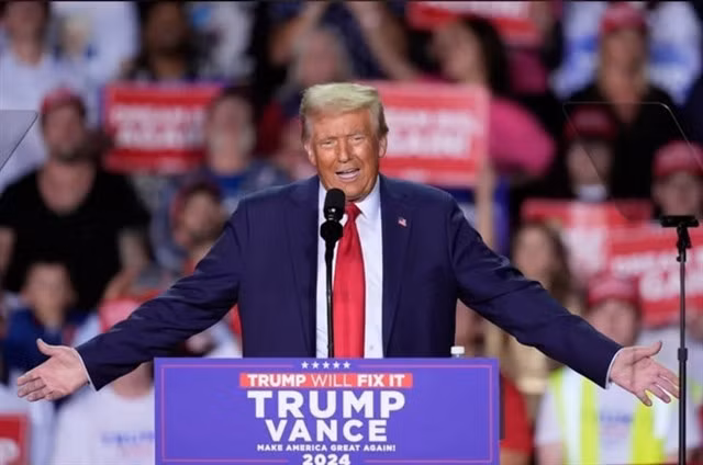 On November 5, 2024, Republican candidate Donald Trump wins a convincing victory in the 2024 US presidential election, securing more than 270 electoral votes required by law, defeating Democratic candidate Kamala Harris to become the 47th President of the United States. The image shows Republican candidate Donald Trump (US) at a campaign rally at Van Andel Arena on November 5 2024. AP/VNA Photo