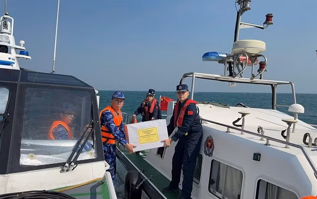 Vietnamese and Chinese coast guards exchanged gifts after wrapping up their joint patrol. VNA/VNS Photo