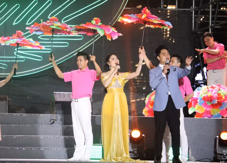 Police singers and artists perform at the music night.