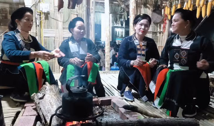 Singing Soóng Cọ by the fire in a traditional stilt house.