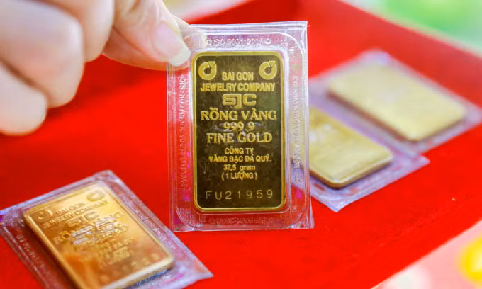Gold prices edge lower