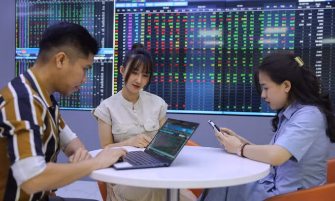 Vietnam stocks start week higher as European stocks hit 2-week high