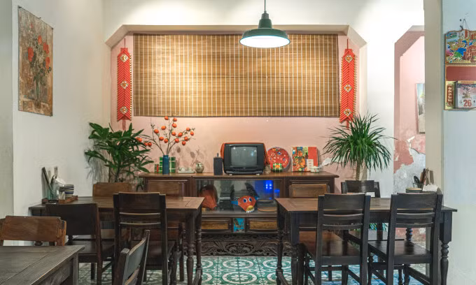 The dining area gives visitors a sense of being in a Hanoi living room in the late 90s. Photo by VnExpress/Tung Le