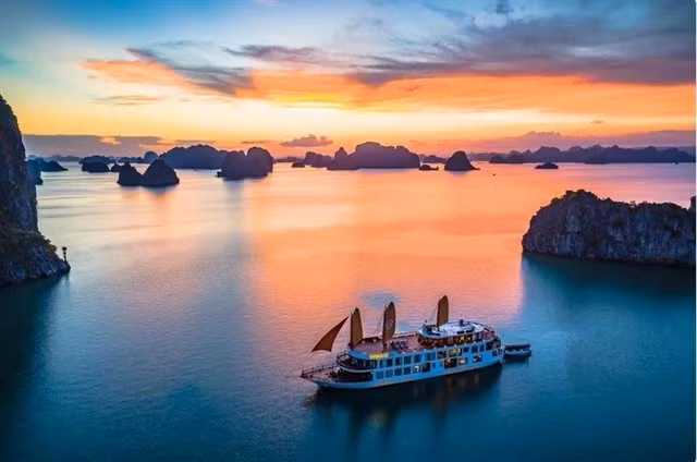 A cruise ship floating on Hạ Long Bay. VNA/VNS Photo