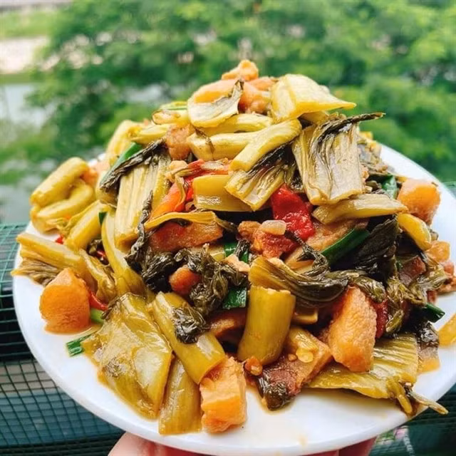 Pork greaves stir fry with fermented mustard greens, a favourite dish of northern people. Photo anninhthudo.vn