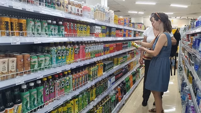 Customers buy sugar beverages at a supermarket in Hà Nội. A new tax on sugary drinks could bring positive change to the rapidly increasing issues of growing obesity in Việt Nam. — VNS Photo Ly Ly Cao
