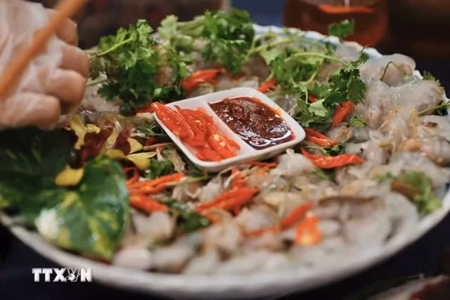 The festival offers visitors opportunities to taste popular Vietnamese dishes and fruits