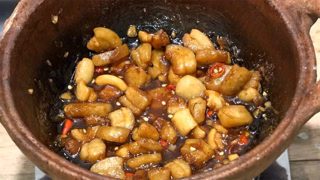 Pork greaves cook with others ingredients become a special dipping sauce. Photo dienmayxanh.com