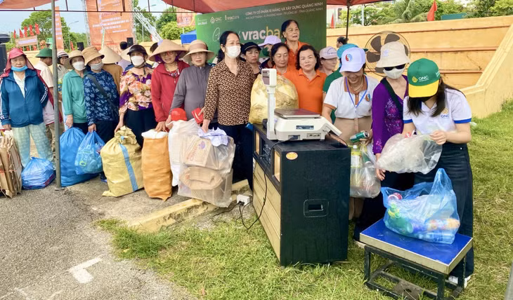 Locals take part in the program "Enchange rubbish for money" offered by the Quang Ninh Cement and Construction Company.