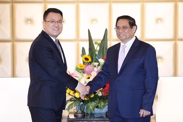 Prime Minister Phạm Minh Chính (right) and Wang Xiaojun, Deputy General Manager of the Power Construction Corporation of China (PowerChina). — VNA/VNS Photo Dương Giang