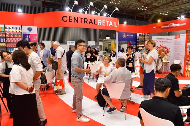 Visitors enjoy coffee at a booth promoting key Vietnamese coffee categories organised by Central Retail within the framework of the Vietnam International Sourcing Expo 2024. —Photo courtesy of Central Retail