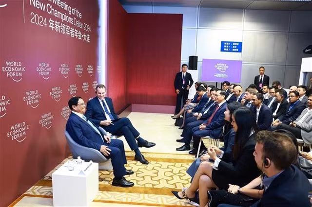 Prime Minister Phạm Minh Chính meets with the World Economic Forum (WEF)’s startup and innovator community on Tuesday. VNA/VNS Photo