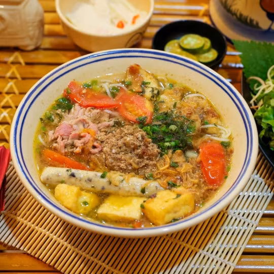 Crab noodle soup topped with pork greaves lures a lot of interests by eaters. Photo bunrieutopmohanoi.com